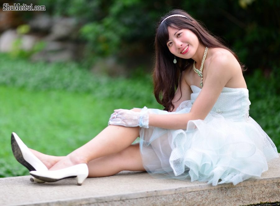 在公园拍摄mi姐公主纱裙美腿[第22张/共24张]