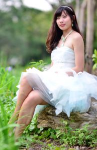 在公园拍摄mi姐公主纱裙美腿