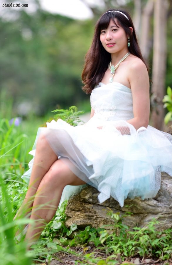 在公园拍摄mi姐公主纱裙美腿[第23张/共24张]