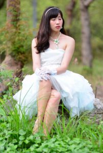 在公园拍摄mi姐公主纱裙美腿