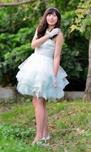 在公园拍摄mi姐公主纱裙美腿