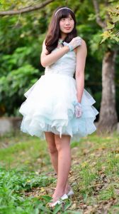 在公园拍摄mi姐公主纱裙美腿