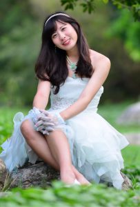 在公园拍摄mi姐公主纱裙美腿