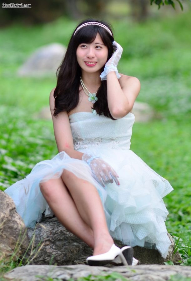 在公园拍摄mi姐公主纱裙美腿[第6张/共24张]