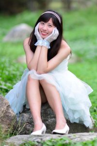 在公园拍摄mi姐公主纱裙美腿