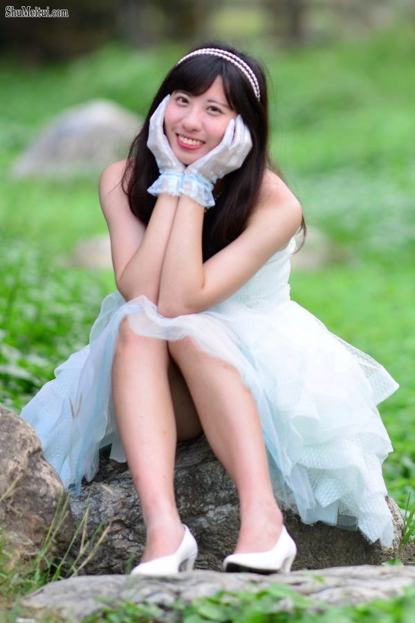 在公园拍摄mi姐公主纱裙美腿[第7张/共24张]