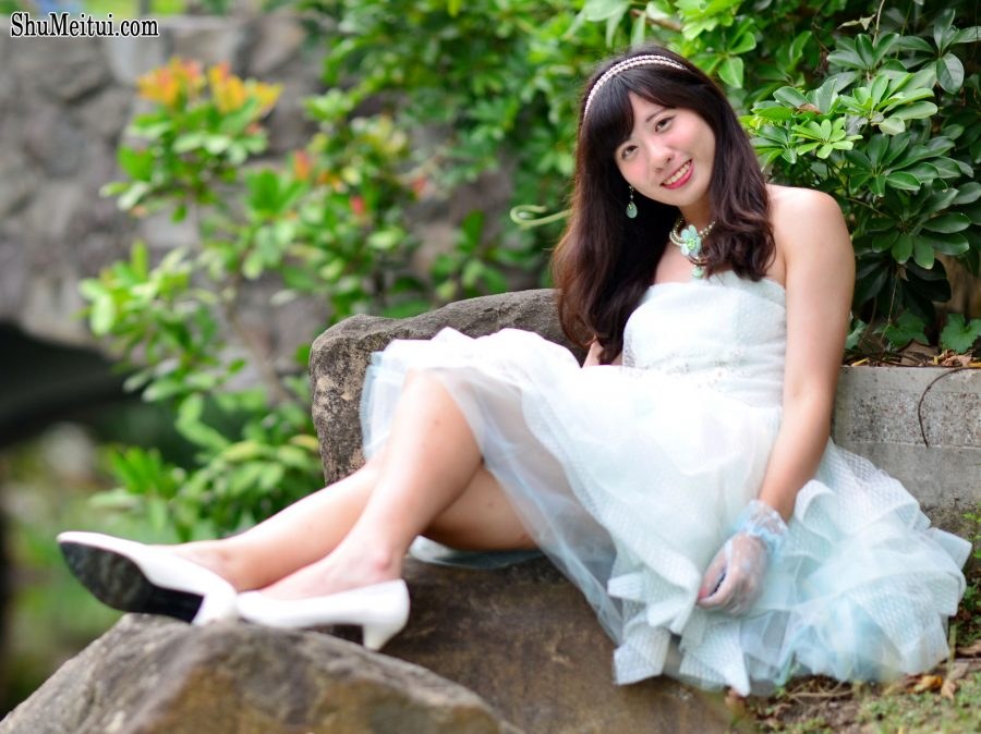 在公园拍摄mi姐公主纱裙美腿[第9张/共24张]