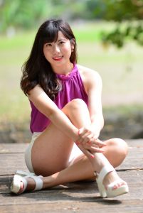 在公园拍摄mi姐匀称修长的大腿