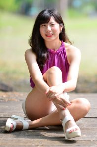 在公园拍摄mi姐匀称修长的大腿