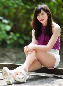 在公园拍摄mi姐匀称修长的大腿