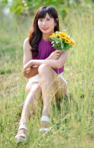 在公园拍摄mi姐匀称修长的大腿