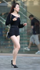 气质高挑美女的修长美腿街拍真带劲