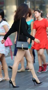 气质高挑美女的修长美腿街拍真带劲