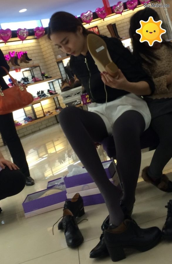 漂亮的小姐姐穿打底裤在鞋垫试鞋腿型完美[第10张/共10张]