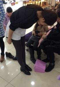 漂亮的小姐姐穿打底裤在鞋垫试鞋腿型完美