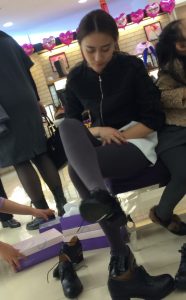 漂亮的小姐姐穿打底裤在鞋垫试鞋腿型完美