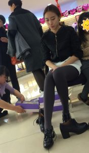 漂亮的小姐姐穿打底裤在鞋垫试鞋腿型完美