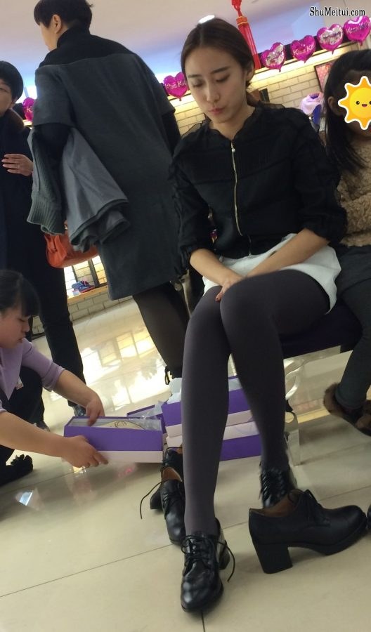 漂亮的小姐姐穿打底裤在鞋垫试鞋腿型完美[第4张/共10张]