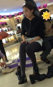 漂亮的小姐姐穿打底裤在鞋垫试鞋腿型完美