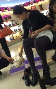 漂亮的小姐姐穿打底裤在鞋垫试鞋腿型完美