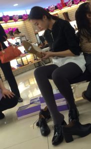 漂亮的小姐姐穿打底裤在鞋垫试鞋腿型完美