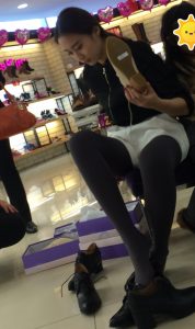 漂亮的小姐姐穿打底裤在鞋垫试鞋腿型完美