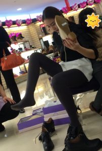 漂亮的小姐姐穿打底裤在鞋垫试鞋腿型完美