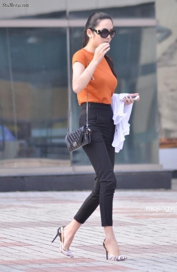 身材正点的细高跟少妇[第1张/共10张]