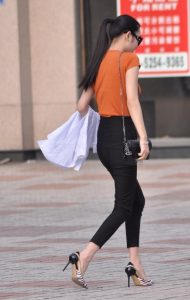 身材正点的细高跟少妇