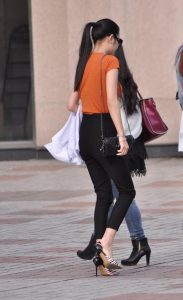 身材正点的细高跟少妇