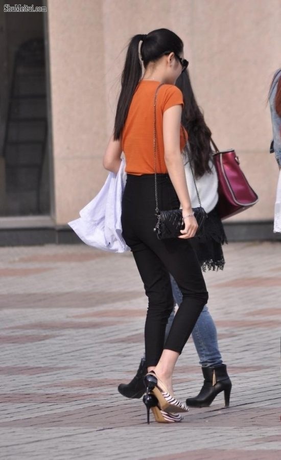 身材正点的细高跟少妇[第3张/共10张]