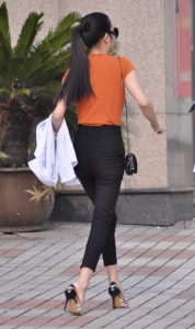 身材正点的细高跟少妇