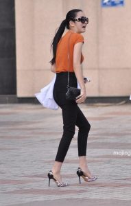 身材正点的细高跟少妇