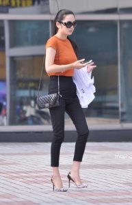 身材正点的细高跟少妇