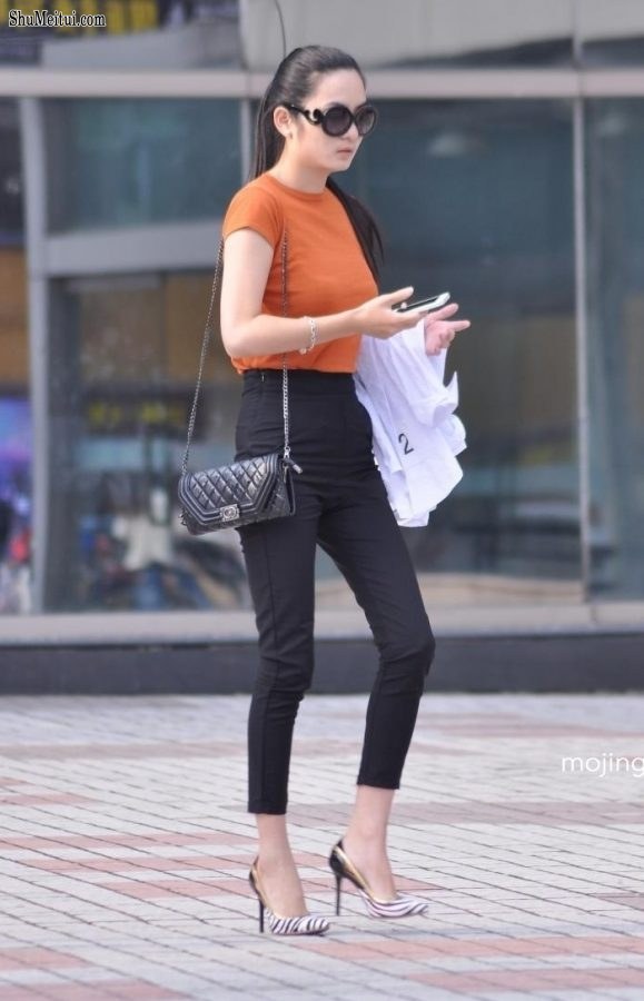 身材正点的细高跟少妇[第6张/共10张]