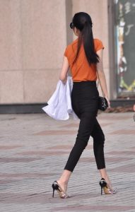 身材正点的细高跟少妇