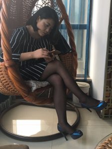 来家做客的阿姨玩手机时拍她的黑丝