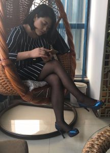 来家做客的阿姨玩手机时拍她的黑丝