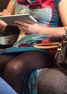 出差时高铁上坐对面的丰腴丝袜旗袍熟妇