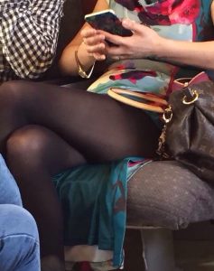 出差时高铁上坐对面的丰腴丝袜旗袍熟妇