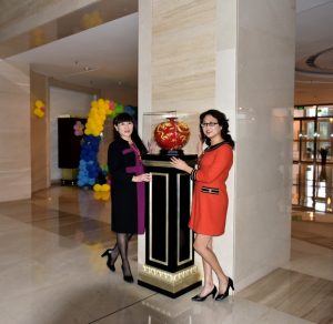 戴眼镜的高个子成熟阿姨短裙高跟入住豪华酒店