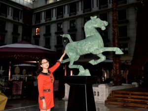 戴眼镜的高个子成熟阿姨短裙高跟入住豪华酒店