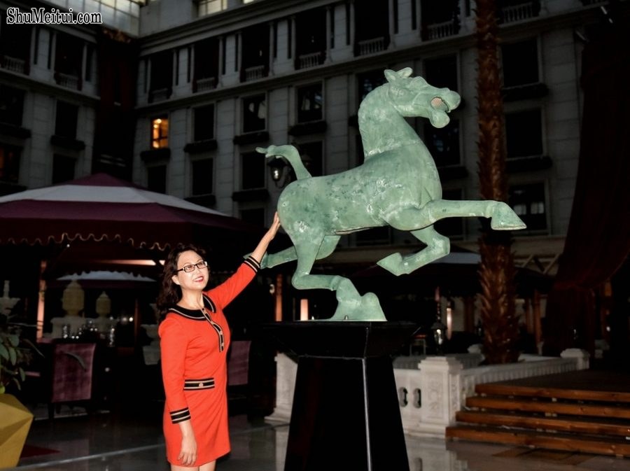 戴眼镜的高个子成熟阿姨短裙高跟入住豪华酒店[第13张/共25张]