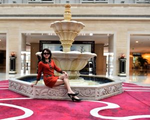 戴眼镜的高个子成熟阿姨短裙高跟入住豪华酒店