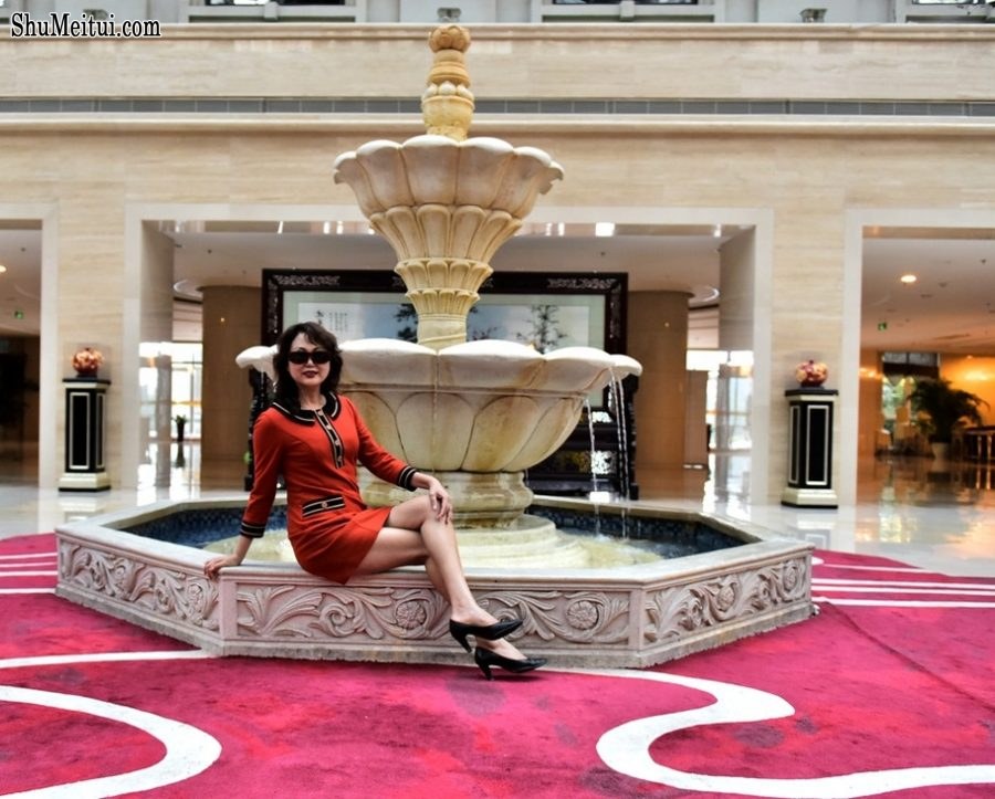 戴眼镜的高个子成熟阿姨短裙高跟入住豪华酒店[第14张/共25张]