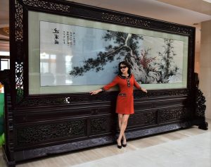 戴眼镜的高个子成熟阿姨短裙高跟入住豪华酒店