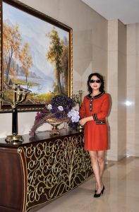 戴眼镜的高个子成熟阿姨短裙高跟入住豪华酒店