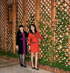 戴眼镜的高个子成熟阿姨短裙高跟入住豪华酒店