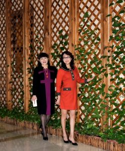 戴眼镜的高个子成熟阿姨短裙高跟入住豪华酒店