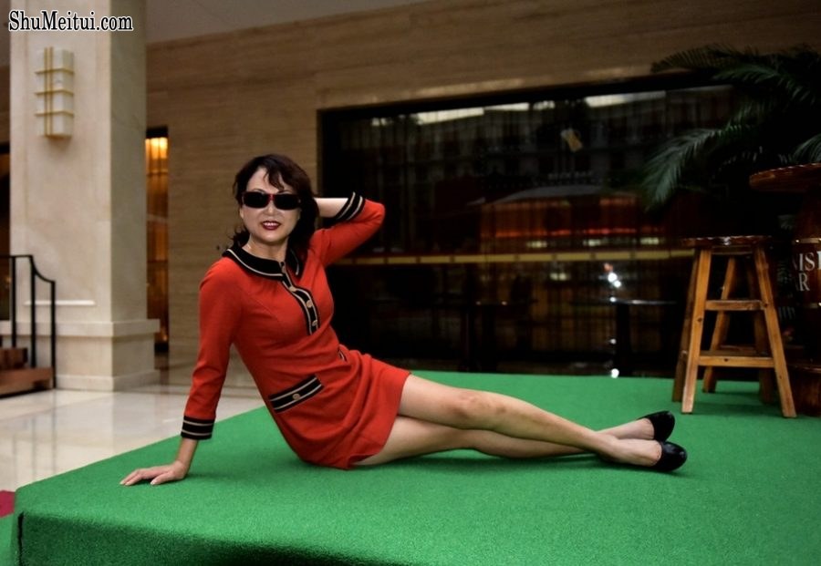 戴眼镜的高个子成熟阿姨短裙高跟入住豪华酒店[第8张/共25张]